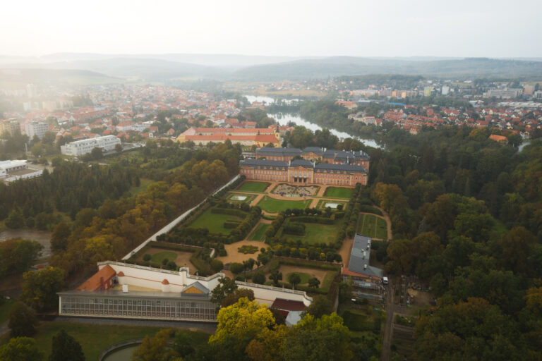 Zámok Dobříš z rozprávky Princezna ze mlejna a so záhradami ako v Schönbrunne