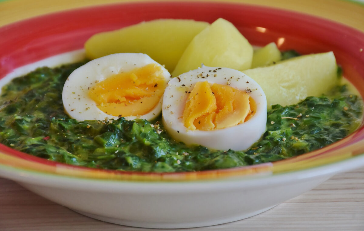 špenát s vajíčkom a zemiakmi