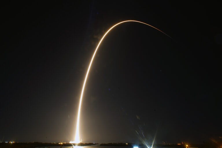 Raketa SpaceX Falcon 9 rampa