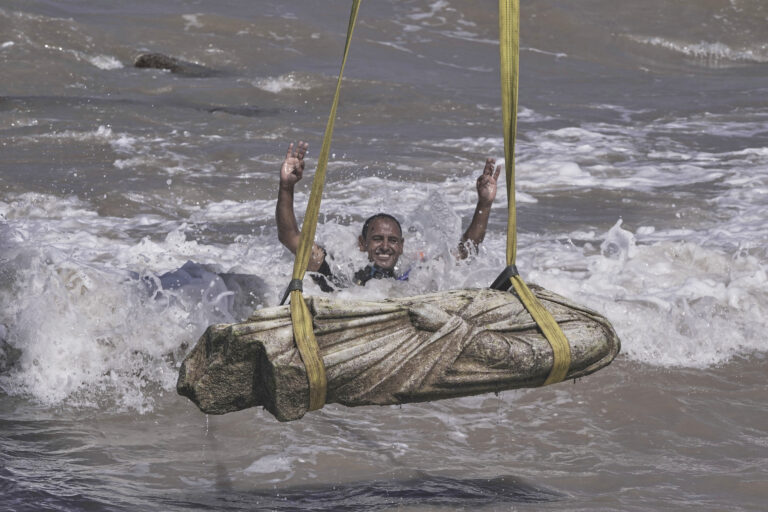 potápač artefakt neznámy kňaz more