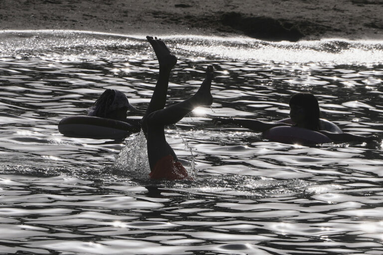 dovolenkári pláž voda more teplo