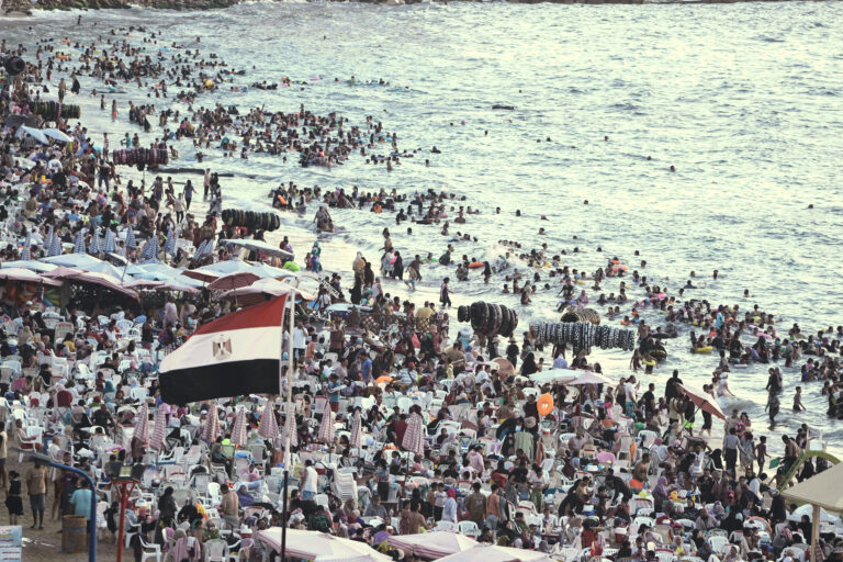 turisti dovolenkári vlajka more Egypt