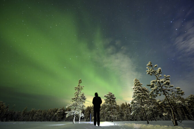 hory krajina stromy aurora borealis polárna žiara