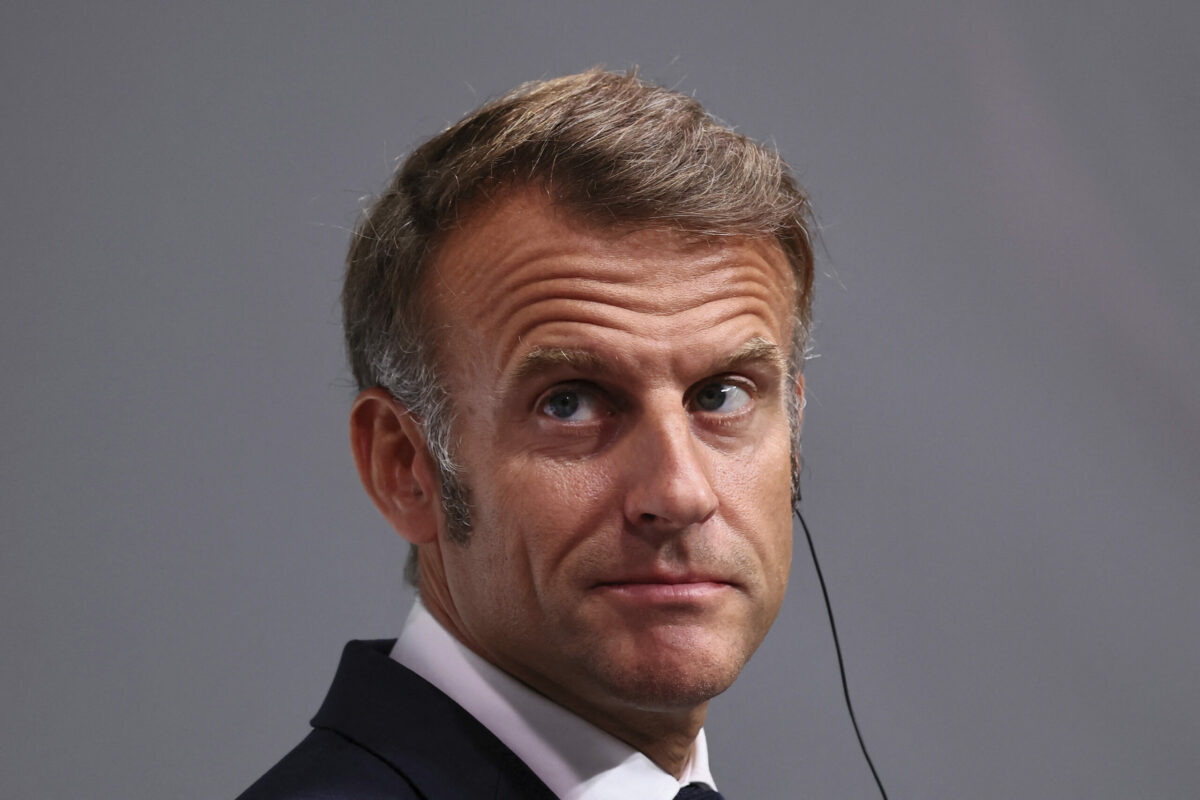 Putin je netvor pred bránami Európy, trvá Macron na svojom vyhlásení