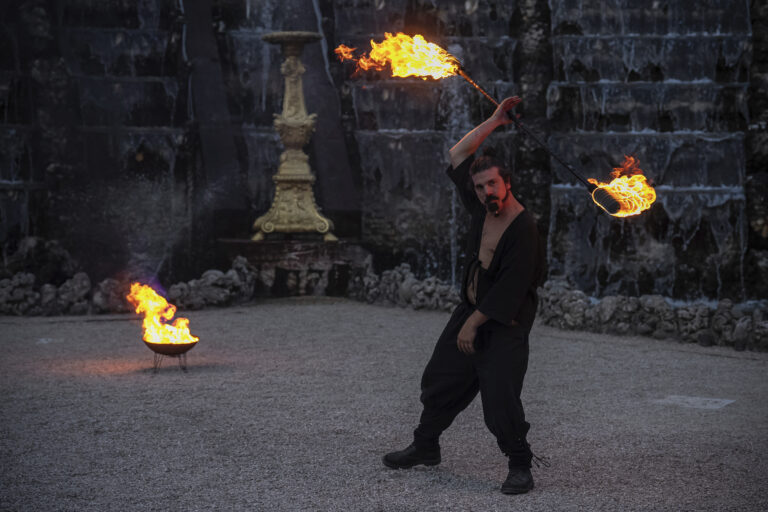 muž oheň pyrotechnika show