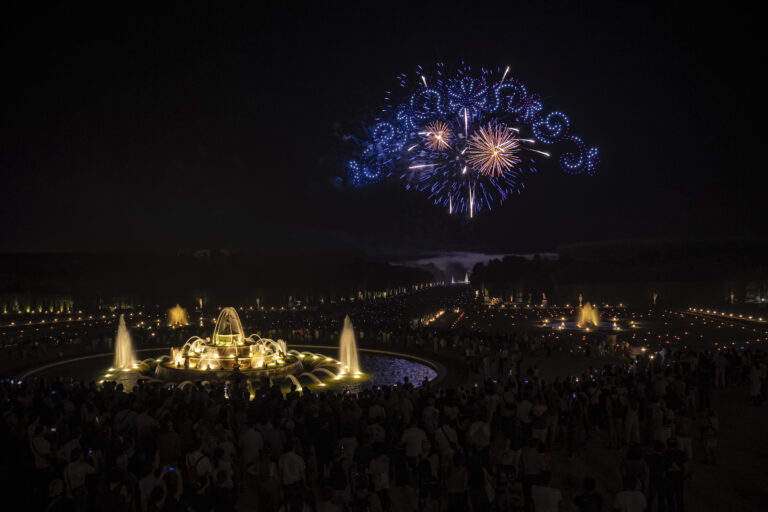 ohňostroj ľudia fontána námestie