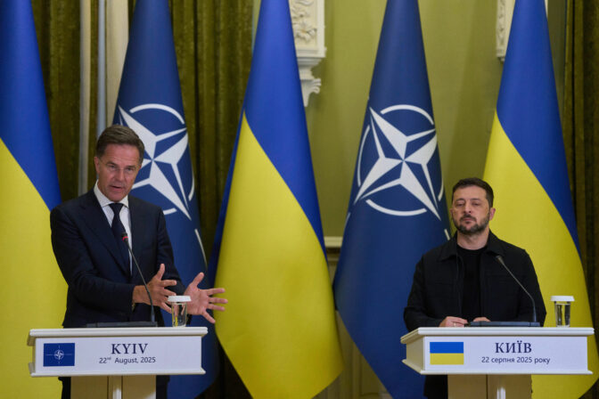 Generálny tajomník NATO Mark Rutte a Volodymyr Zelenskyj počas tlačovej konferencie v Kyjeve.