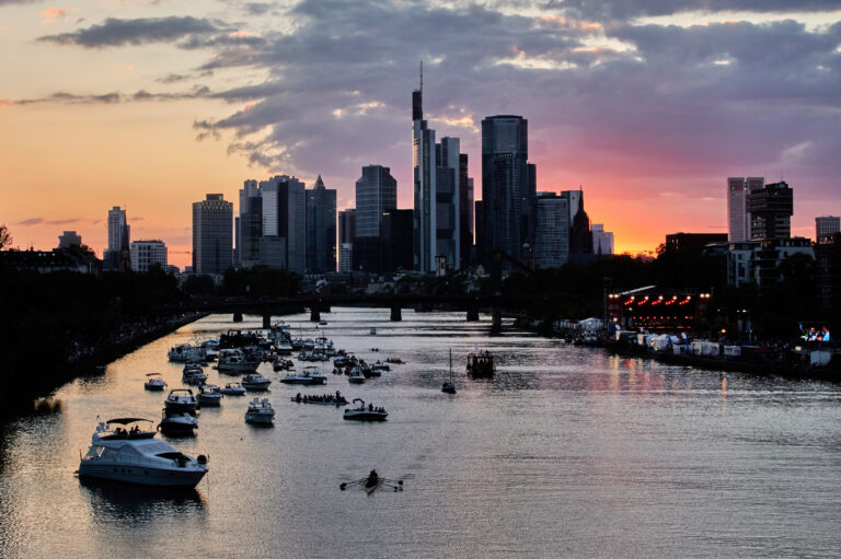 Mohan rieka západ slnka mesto budovy mrakodrapy loď