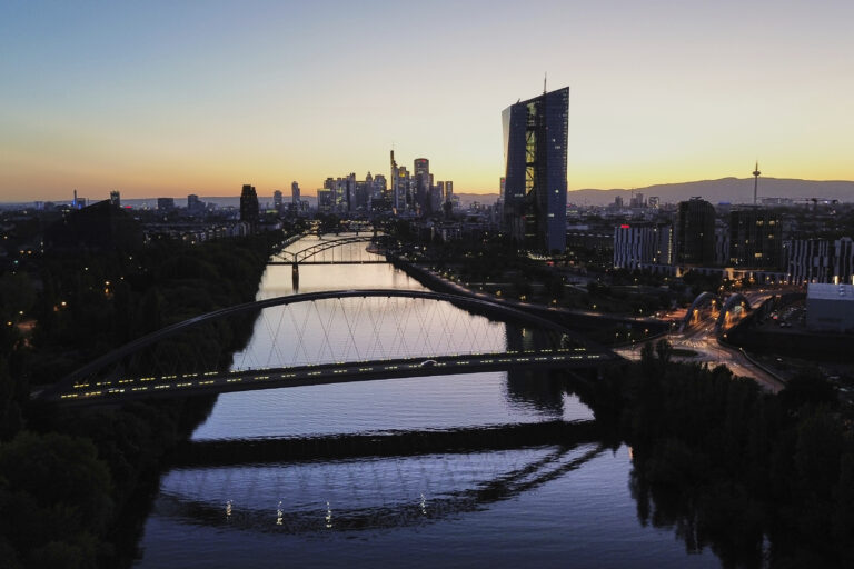 mesto banka rieka mrakodrapy