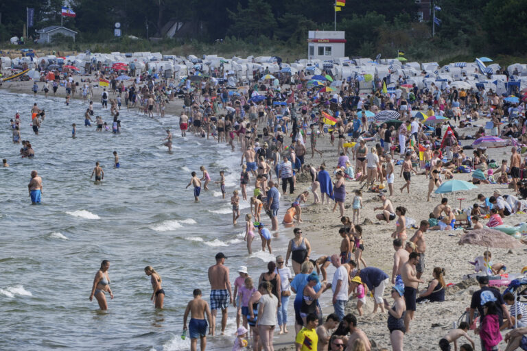 ľudia pláž Baltské more