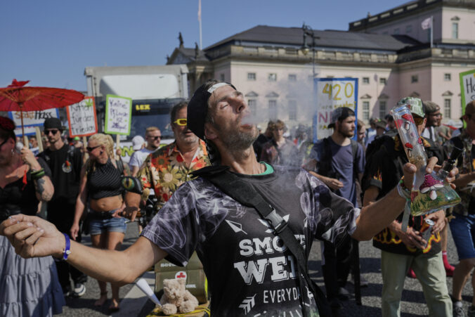 muž dym ľudia konope festival pochod