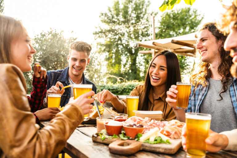 Kamaráti, priatelia, pivo, kamarátstvo, párty