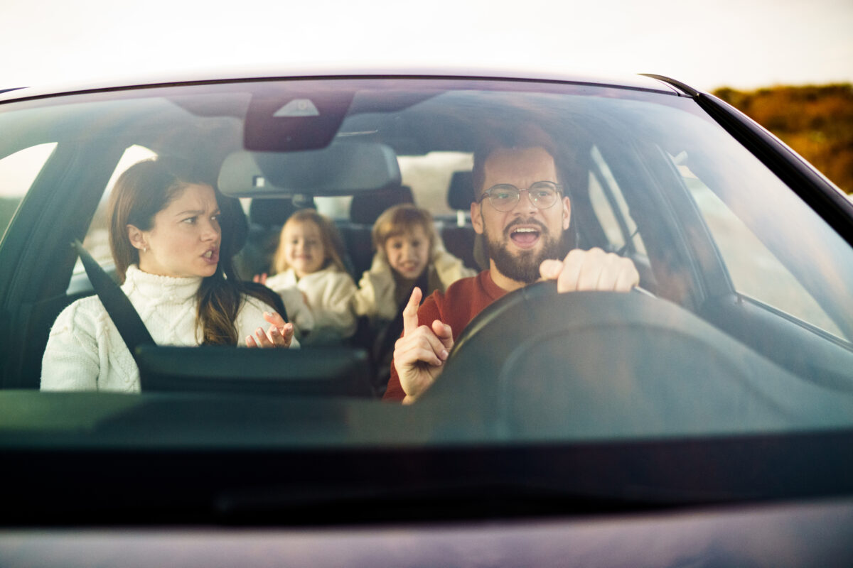 Rodina, hádka, vzťahy, šoférovanie