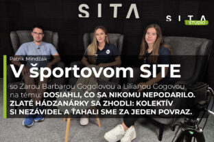 Liliana Gogová a Zara Barbara Gogolová (v strede), slovenské hádzanárky a víťazky majstrovstiev Európy v hádzanej žien do 17 rokov počas rozhovoru v Štúdiu SITA.