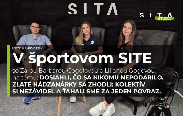 Liliana Gogová a Zara Barbara Gogolová (v strede), slovenské hádzanárky a víťazky majstrovstiev Európy v hádzanej žien do 17 rokov počas rozhovoru v Štúdiu SITA.