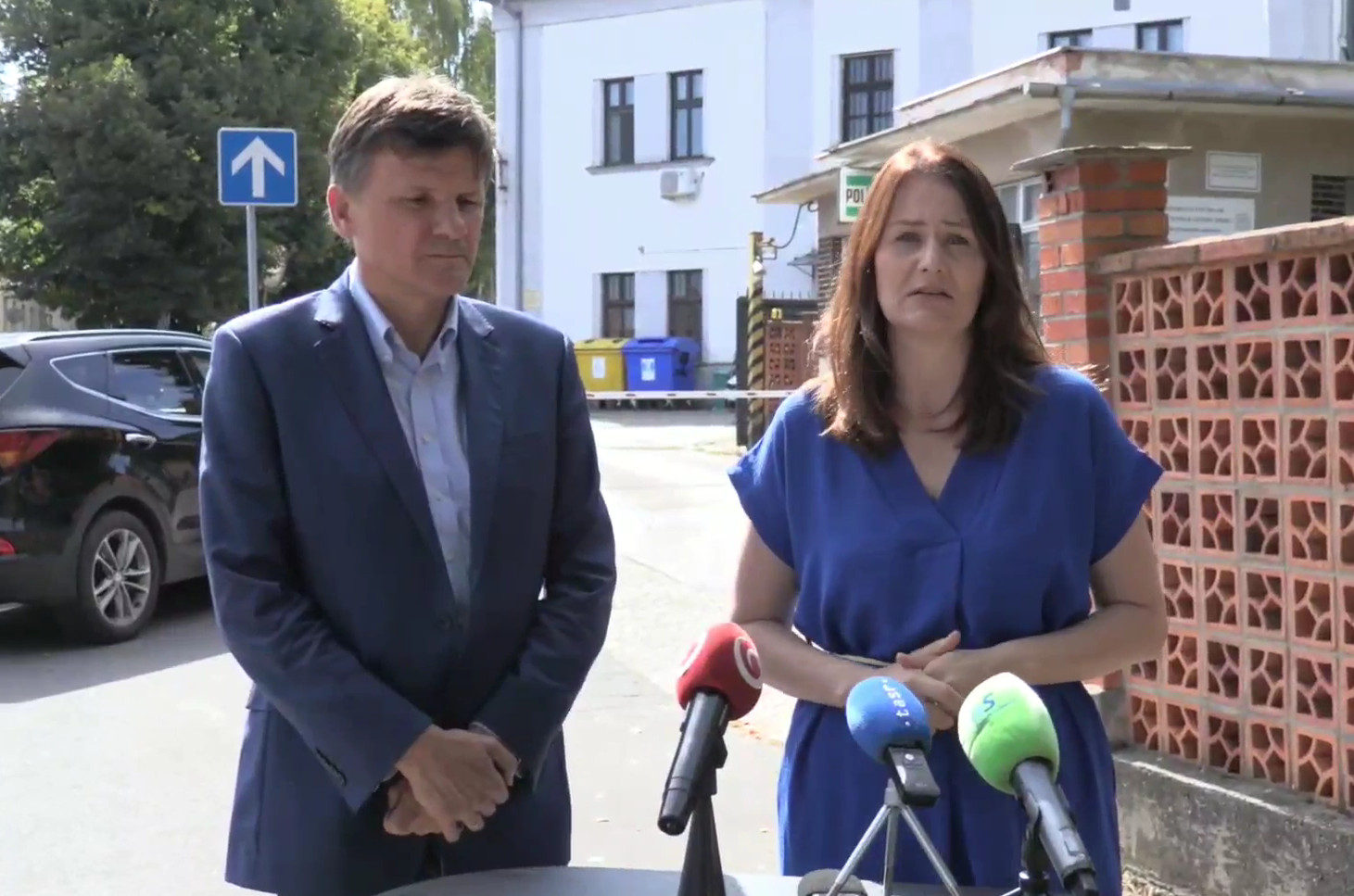 Hlina a Holečková vypovedali na polícii pre údajné ohováranie v kauze podozrivých výmen pozemkov – VIDEO