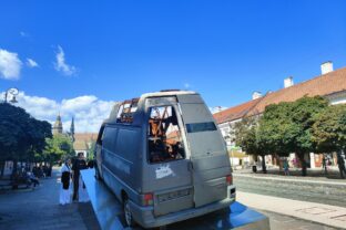 Sanitku Oksanu, ktorú zničil ruský dron, vystavili na na rohu Hlavnej a Pribinovej ulice. Košice, 27. august 2025.
