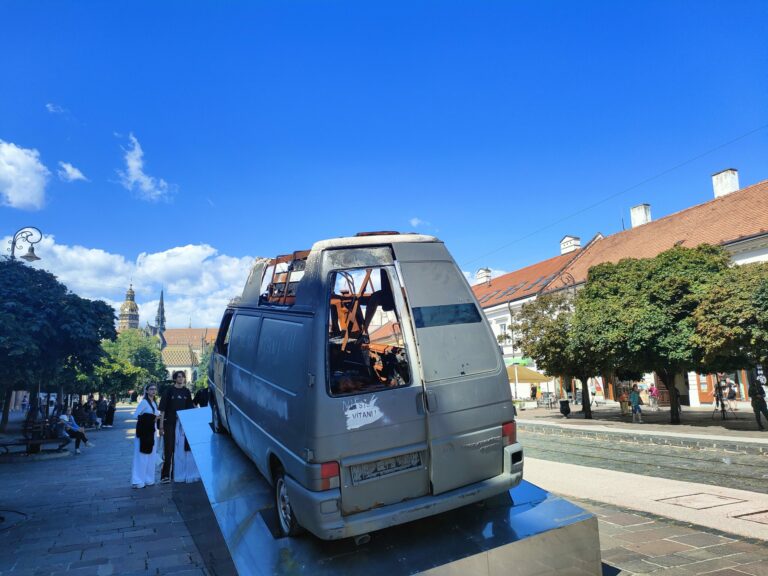 Sanitku Oksanu, ktorú zničil ruský dron, vystavili na na rohu Hlavnej a Pribinovej ulice. Košice, 27. august 2025.