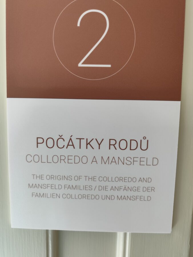 Najnovšia multimediálna expozícia vás prevedie dejinami rodu Colloredo-Mannsfeld – od elegantných salónov, cez Zrkadlový sál až po fascinujúce zbierky kostýmov a uniforiem.