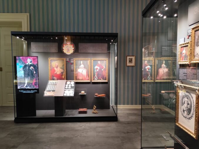 Najnovšia multimediálna expozícia vás prevedie dejinami rodu Colloredo-Mannsfeld – od elegantných salónov, cez Zrkadlový sál až po fascinujúce zbierky kostýmov a uniforiem.