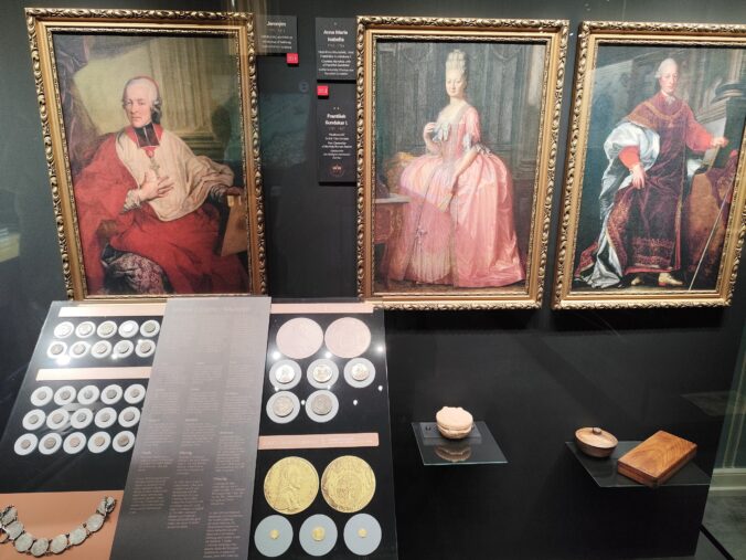 Najnovšia multimediálna expozícia vás prevedie dejinami rodu Colloredo-Mannsfeld – od elegantných salónov, cez Zrkadlový sál až po fascinujúce zbierky kostýmov a uniforiem.