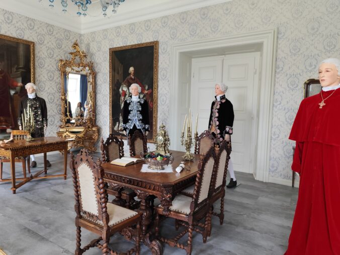 Najnovšia multimediálna expozícia vás prevedie dejinami rodu Colloredo-Mannsfeld – od elegantných salónov, cez Zrkadlový sál až po fascinujúce zbierky kostýmov a uniforiem.