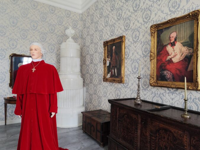 Najnovšia multimediálna expozícia vás prevedie dejinami rodu Colloredo-Mannsfeld – od elegantných salónov, cez Zrkadlový sál až po fascinujúce zbierky kostýmov a uniforiem.