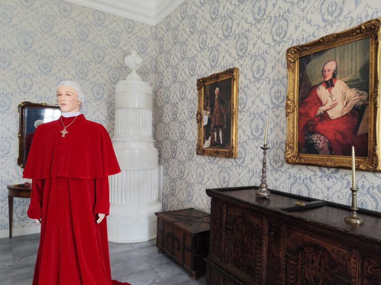 Najnovšia multimediálna expozícia vás prevedie dejinami rodu Colloredo-Mannsfeld – od elegantných salónov, cez Zrkadlový sál až po fascinujúce zbierky kostýmov a uniforiem.