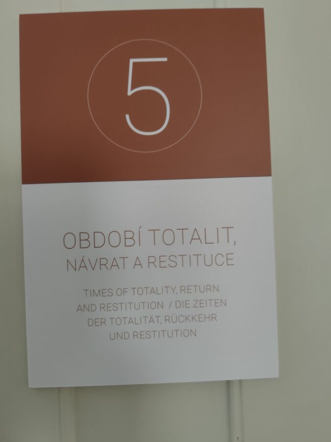 Najnovšia multimediálna expozícia vás prevedie dejinami rodu Colloredo-Mannsfeld – od elegantných salónov, cez Zrkadlový sál až po fascinujúce zbierky kostýmov a uniforiem.