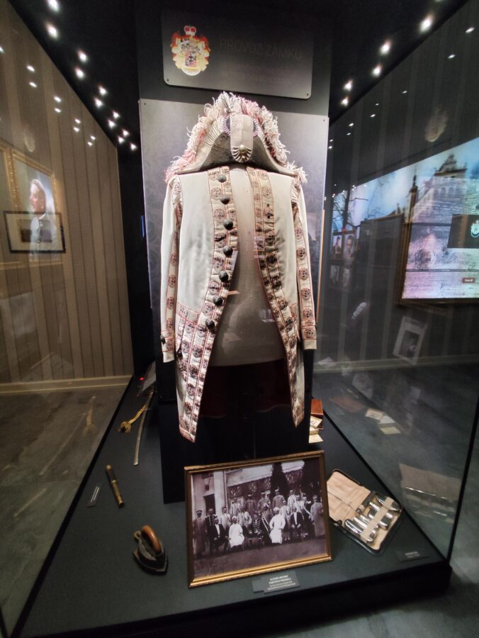 Najnovšia multimediálna expozícia vás prevedie dejinami rodu Colloredo-Mannsfeld – od elegantných salónov, cez Zrkadlový sál až po fascinujúce zbierky kostýmov a uniforiem.