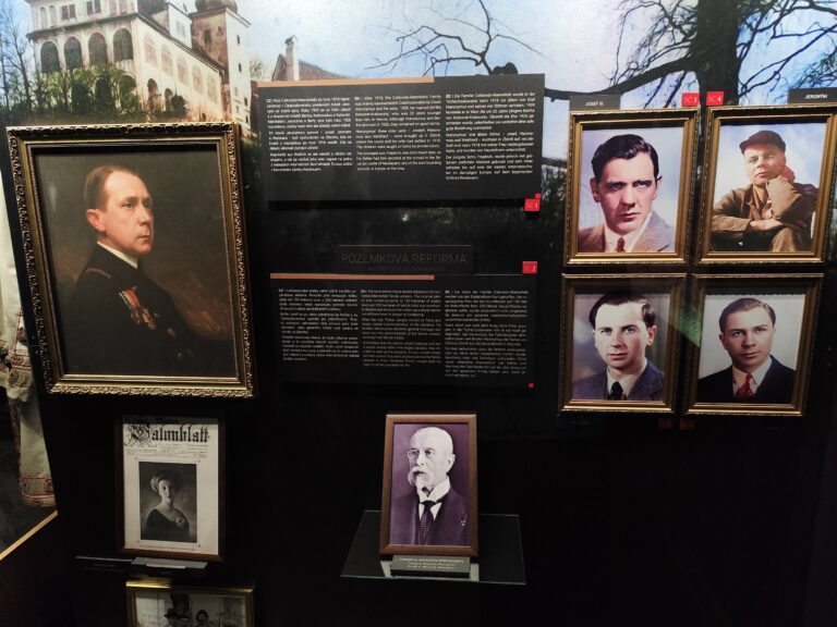 Najnovšia multimediálna expozícia vás prevedie dejinami rodu Colloredo-Mannsfeld – od elegantných salónov, cez Zrkadlový sál až po fascinujúce zbierky kostýmov a uniforiem.