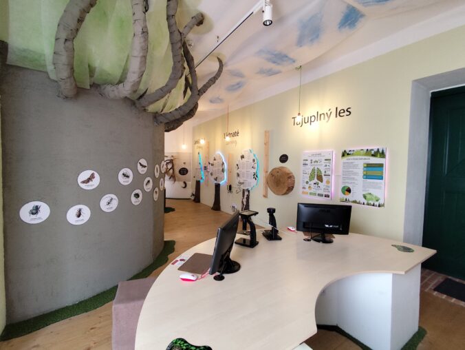 V oranžérii, ktorá kedysi slúžila ako skleník, dnes nájdete hravé expozície Voda a Les, ktoré zábavnou formou vysvetľujú kolobeh vody či fungovanie lesa.