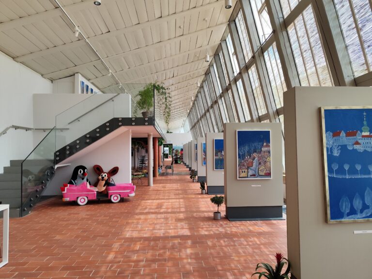 V oranžérii, ktorá kedysi slúžila ako skleník, dnes nájdete hravé expozície Voda a Les, ktoré zábavnou formou vysvetľujú kolobeh vody či fungovanie lesa.