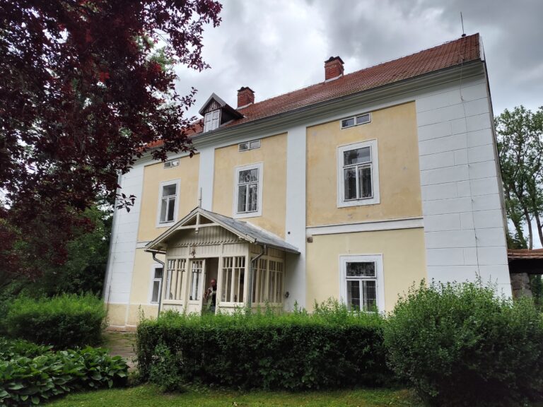 Pamätník Karla Čapka v Starej Huti: Ponorte sa do sveta muža, ktorý dal svetu slovo „robot“