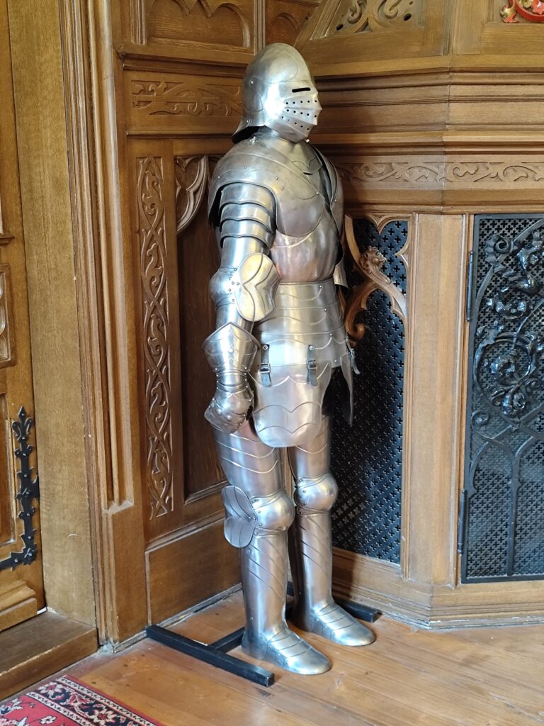 Rytierska zbroj v životnej veľkosti zo 14. storočia.