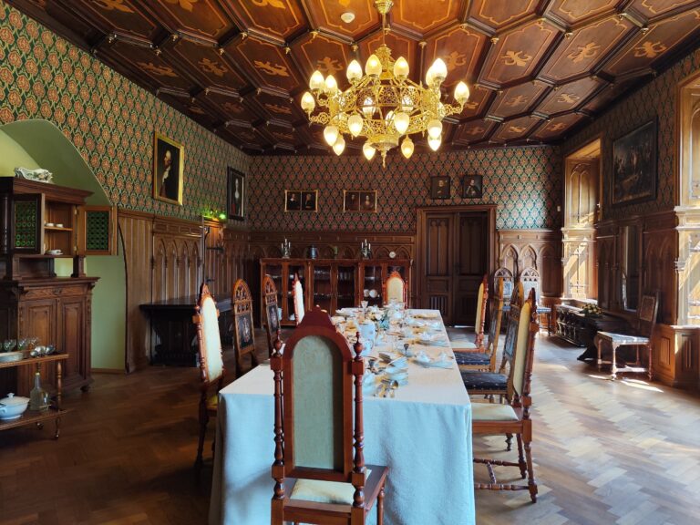 Zelená jedáleň, kde môžete vidieť pôvodný svadobný servis (porcelánový, krištáľový a pozlatený) Jana Schebka a Claudie von Korff.