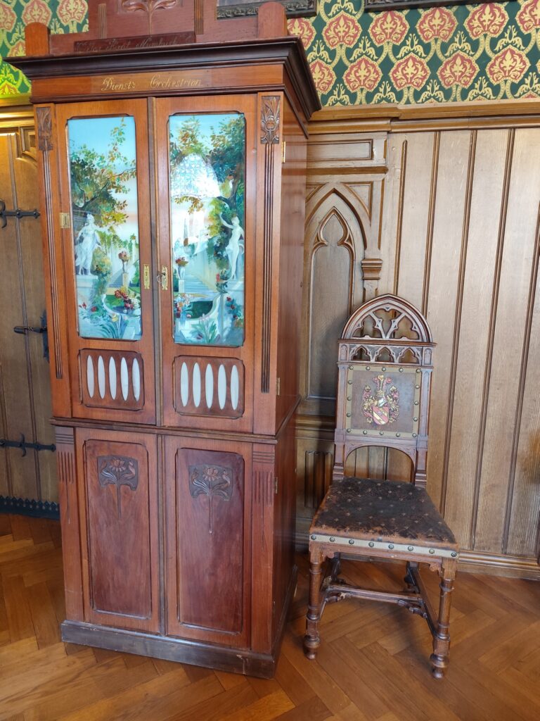 Unikátom Zelenej jedálne je aj orchestrión z roku 1855, ktorý je stále funkčný, preto je najstarším hrajúcim orchestriónom v celej Českej republike a jeden z najstaršie hrajúcich orchestriónov v celej strednej Európe.