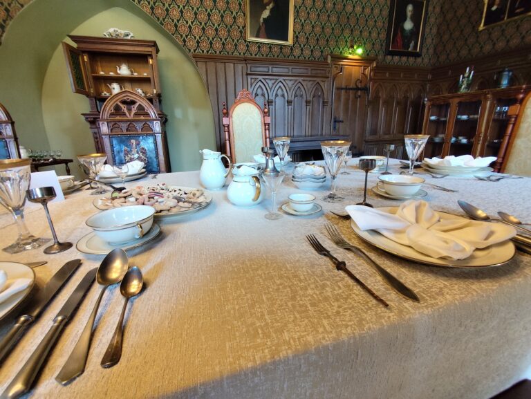 Zelená jedáleň, kde môžete vidieť pôvodný svadobný servis (porcelánový, krištáľový a pozlatený) Jana Schebka a Claudie von Korff.