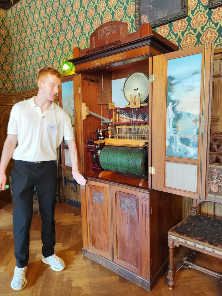 Unikátom Zelenej jedálne je aj orchestrión z roku 1855, ktorý je stále funkčný, preto je najstarším hrajúcim orchestriónom v celej Českej republike a jeden z najstaršie hrajúcich orchestriónov v celej strednej Európe.