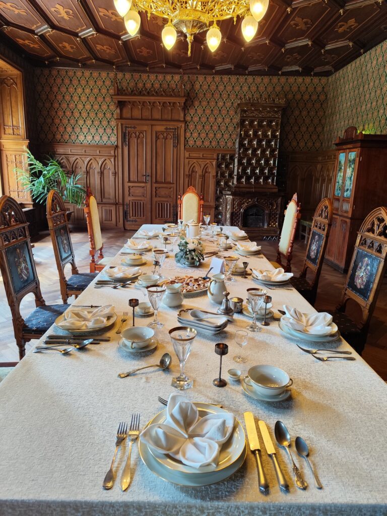 Zelená jedáleň, kde môžete vidieť pôvodný svadobný servis (porcelánový, krištáľový a pozlatený) Jana Schebka a Claudie von Korff.