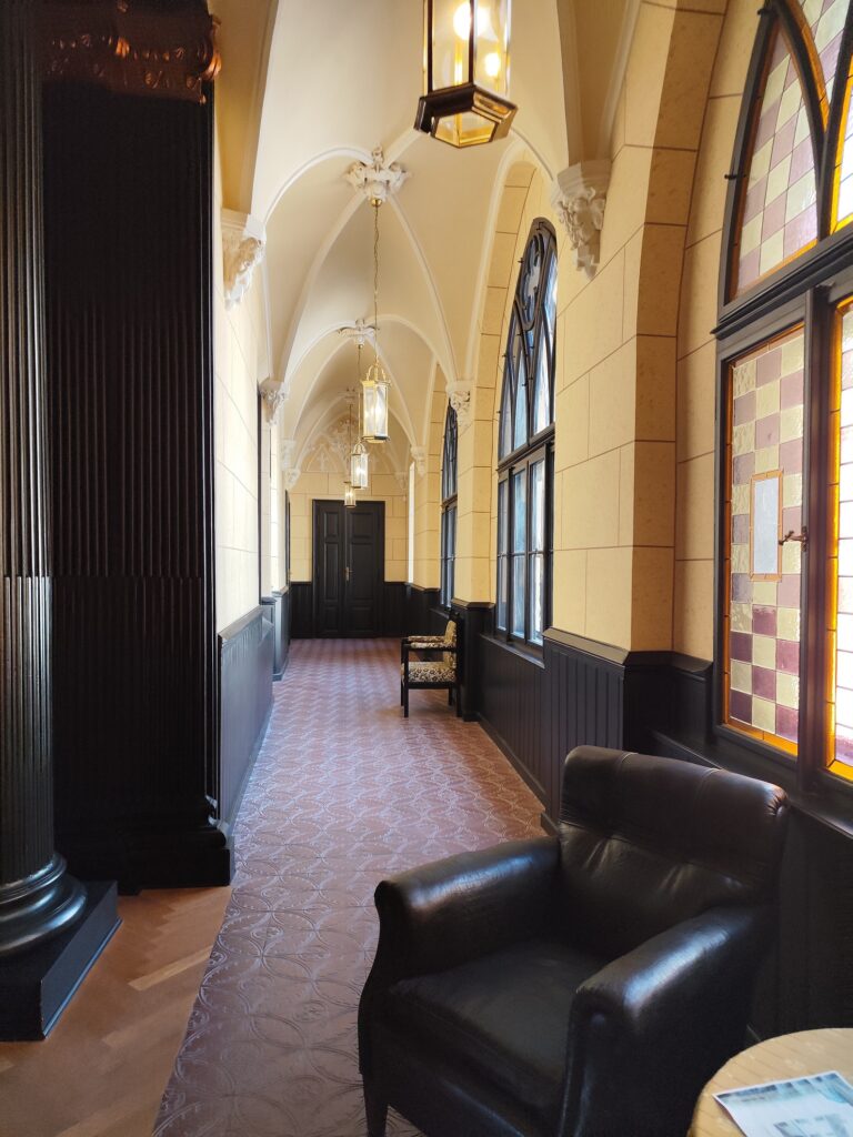 Zámok Zruč nad Sázavou: pohľad z nádvoria a noblesa Zelenej jedálne.