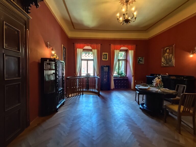 Zámok Zruč nad Sázavou: pohľad z nádvoria a noblesa Zelenej jedálne