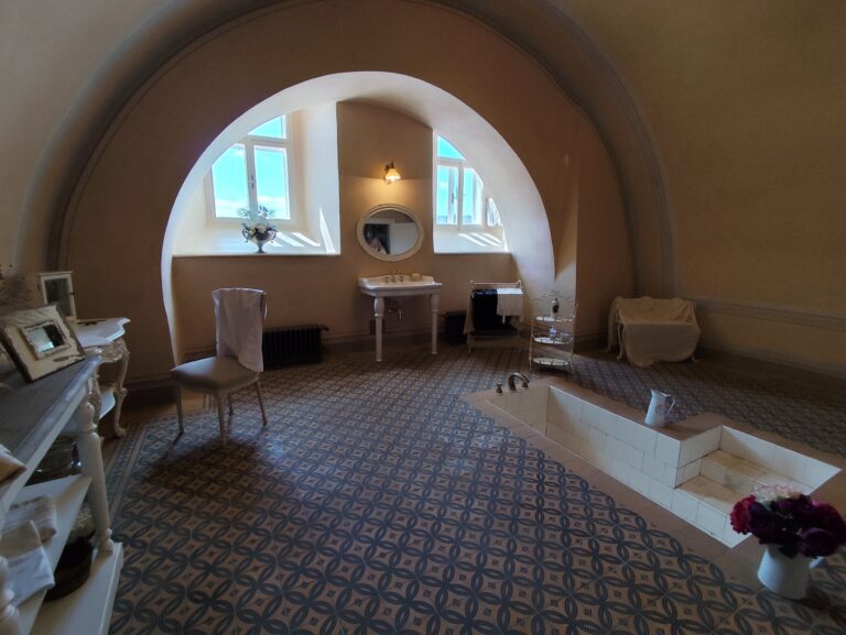 Pokroková kúpeľňa barónky Emmy Schebek, ktorú vraj kvôli studenej vode využívali na kúpanie loveckých psov.