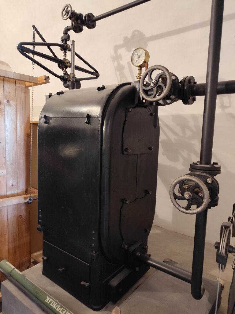 Pôvodný kotol z lokomotívy, ktorý bol však poškodený.