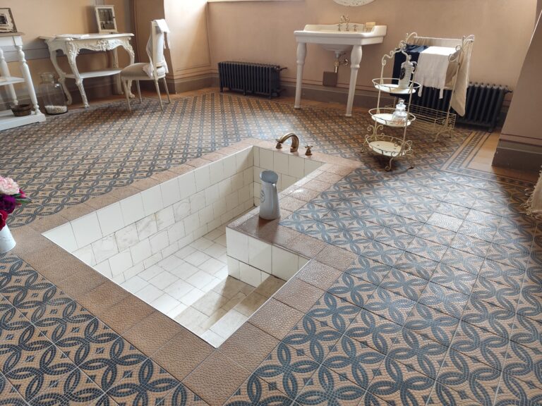 Pokroková kúpeľňa barónky Emmy Schebek, ktorú vraj kvôli studenej vode využívali na kúpanie loveckých psov.