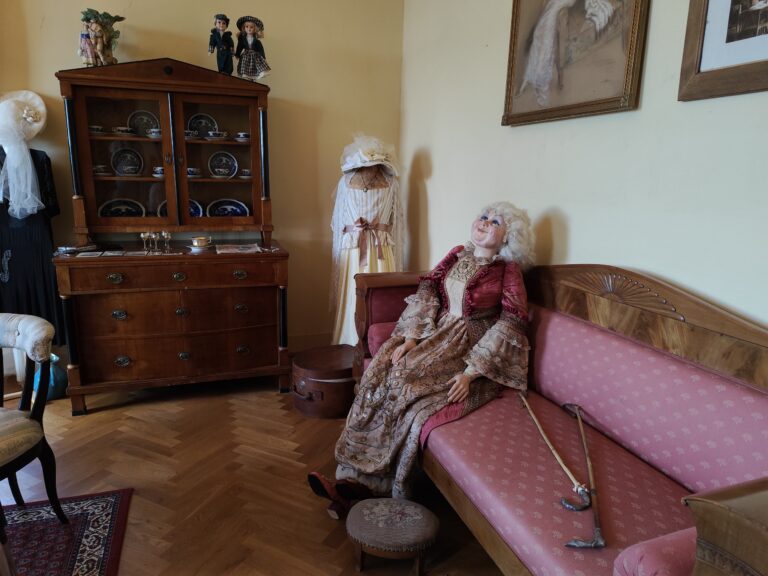 Izba barónky Emmy je zariadená v secesnom štýle.