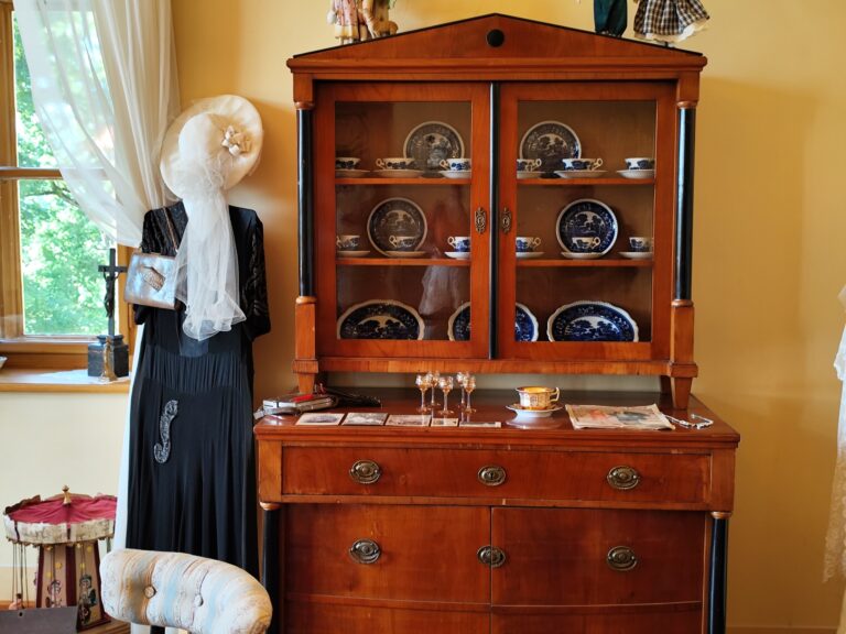 Izba barónky Emmy je zariadená v secesnom štýle.