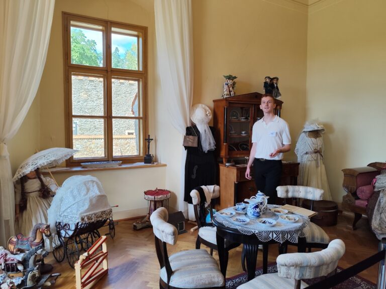 Izba barónky Emmy je zariadená v secesnom štýle.