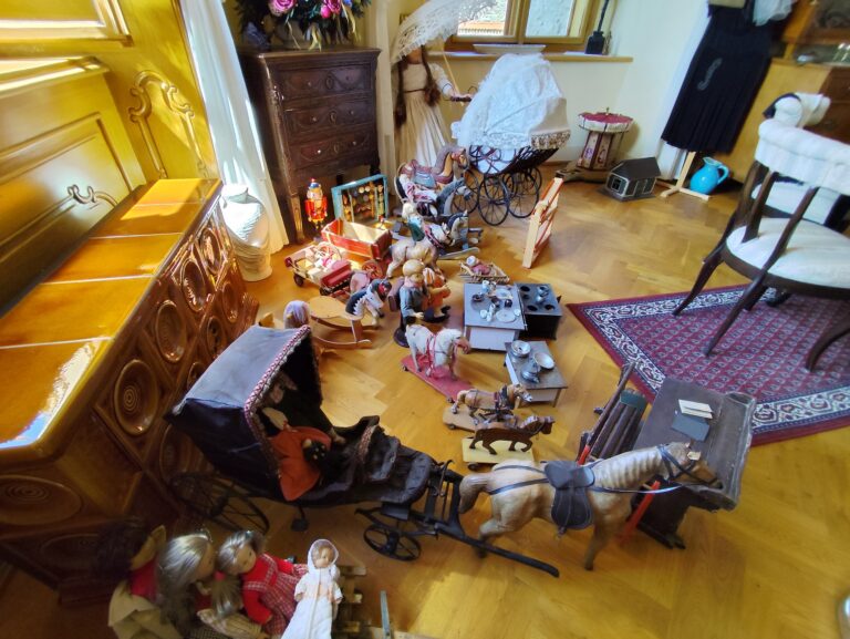 Izba barónky Emmy je zariadená v secesnom štýle.