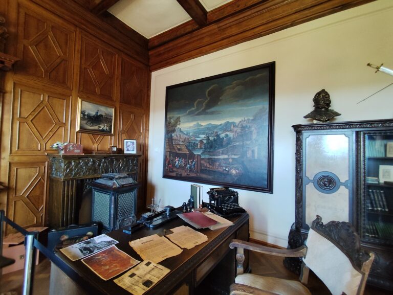 Pracovňa Adolfa Schebek s americkými kachlami, ktoré získal za to, že sa zúčastnil výstavby železníc v Arizone.